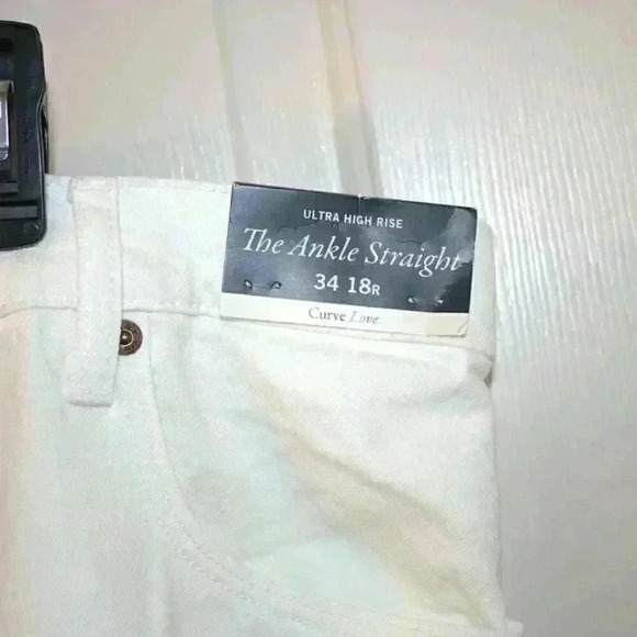 Abercrombie and Fitch NWT Curve Love Ultra High Rise Jeans Size 34 - Picture 3 of 5